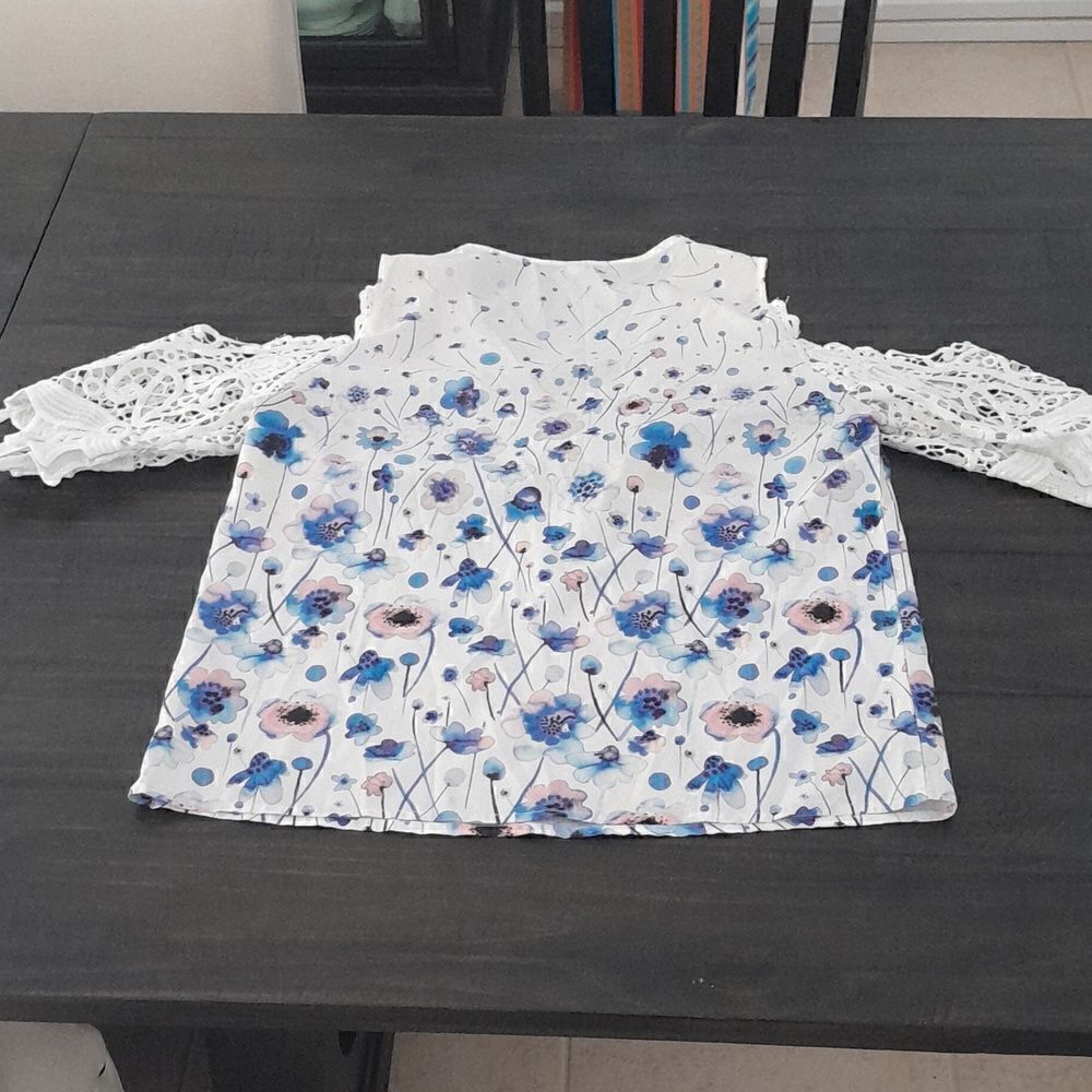Cut out shoulder blouse - Picture 5 of 5